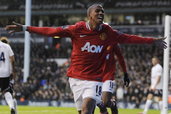 Ashley Young z Manchesteru United slaví gól do sítě Tottenhamu. Ashley Young z Manchesteru United slaví gól do sítě Tottenhamu.