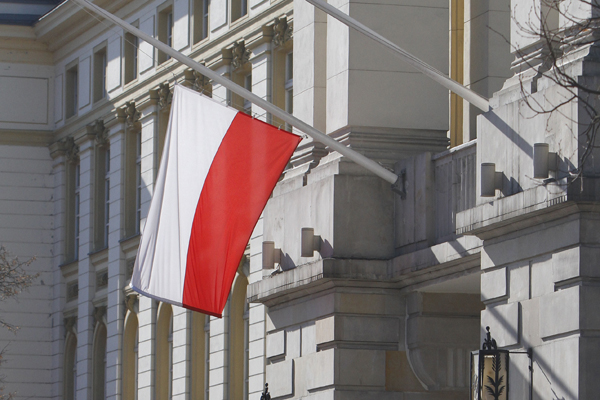 Červenobílé polské vlajky zavlály na půl žerdi, Polsko zahájilo státní smutek. Červenobílé polské vlajky zavlály na půl žerdi, Polsko zahájilo státní smutek.