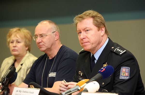 Náměstek policejního prezidenta Vladislav Husák (vpravo). Náměstek policejního prezidenta Vladislav Husák (vpravo).