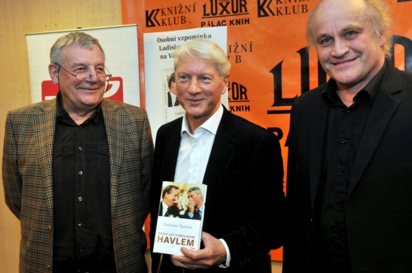 Ladislav Špaček s kmotry knihy - novinářem Karlem Hvížďalou (vlevo) a hudebníkem Michaelem Kocábem.