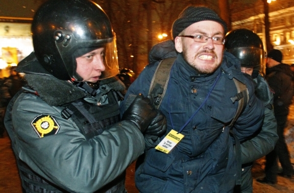 Kolem 250 lidí zadržely v pondělí večer pořádkové síly v Moskvě po demonstraci pořádané na protest proti zvolení Vladimira Putina prezidentem. Kolem 250 lidí zadržely v pondělí večer pořádkové síly v Moskvě po demonstraci pořádané na protest proti zvolení Vladimira Putina prezidentem.