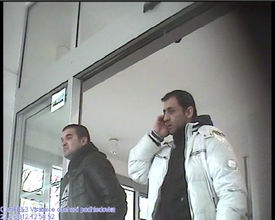 Po totožnosti těchto lidí pátrá policie, prosí veřejnost o pomoc.