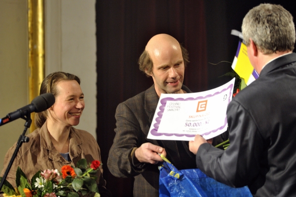 Herci Michaela Doležalová a Martin Matejka z Divadla v Dlouhé přebírají hlavní cenu GRAND Festivalu smíchu. Herci Michaela Doležalová a Martin Matejka z Divadla v Dlouhé přebírají hlavní cenu GRAND Festivalu smíchu.
