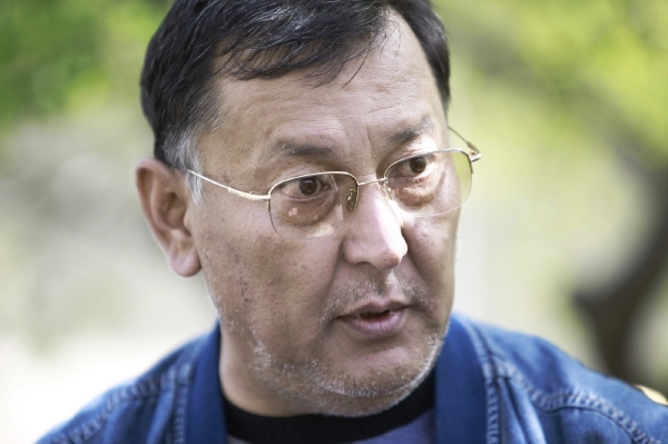 Dvaapadesátiletý Akmat Bakijev (na snímku) je bratrem Kurmanbeka Bakijeva, bývalého kyrgyzského prezidenta, kterého v dubnu 2010 ze země vyhnalo lidové povstání. Dvaapadesátiletý Akmat Bakijev (na snímku) je bratrem Kurmanbeka Bakijeva, bývalého kyrgyzského prezidenta, kterého v dubnu 2010 ze země vyhnalo lidové povstání.