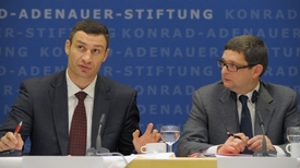 Boxerský šampion a předseda Ukrajinské demokratické aliance za reformy - UDAR (Úder) Vitalij Kličko s místopředsedou.