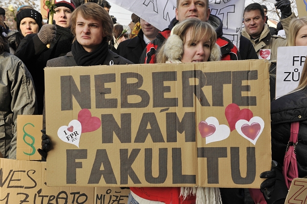 Největší nesouhlas vyjadřují plzeňští studenti. Museli by dostudovat na jiné univerzitě (ilustrační foto). Největší nesouhlas vyjadřují plzeňští studenti. Museli by dostudovat na jiné univerzitě (ilustrační foto).