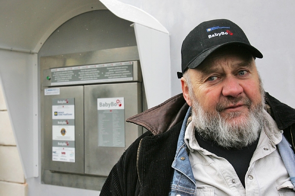 Zakladatel babyboxů Ludvík Hess před jednou ze svých schránek. Zakladatel babyboxů Ludvík Hess před jednou ze svých schránek.