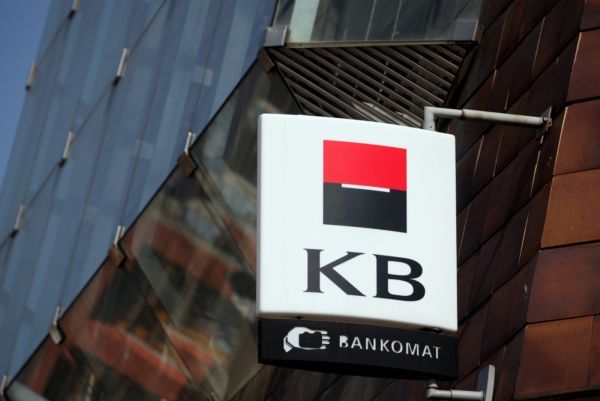 Komerční banka se rozhodla přistoupit na návrh ohledně výměny řeckých dluhopisů. Komerční banka se rozhodla přistoupit na návrh ohledně výměny řeckých dluhopisů.