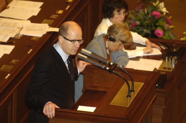 Podle Bohuslava Sobotky stoupla za pět let vlády levice minimální mzda o téměř tři tisíce korun, za pět let vlády pravice jen o 45 korun. Podle Bohuslava Sobotky stoupla za pět let vlády levice minimální mzda o téměř tři tisíce korun, za pět let vlády pravice jen o 45 korun.