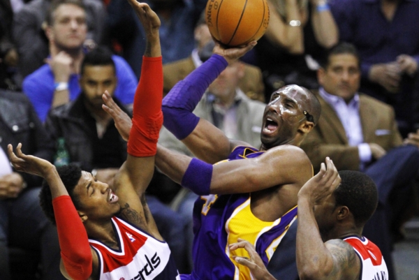 Kobe Bryant (uprostřed) v zápase s Washingtonem. Kobe Bryant (uprostřed) v zápase s Washingtonem.