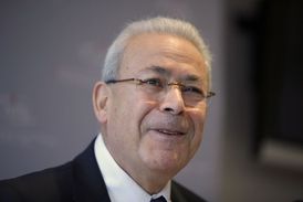 Šéf opoziční Syrské národní rady Burhán Ghaljún rezignaci uvítal.