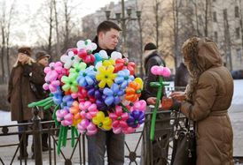 Mezinárodní den žen zůstává v moskevských ulicích nepřehlédnutelný.