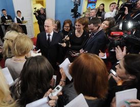 Ženám popřál i staronový prezident Vladimir Putin.