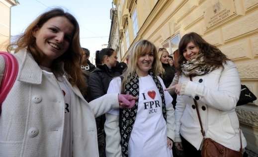 Studenti se radují z prodloužené akreditace.