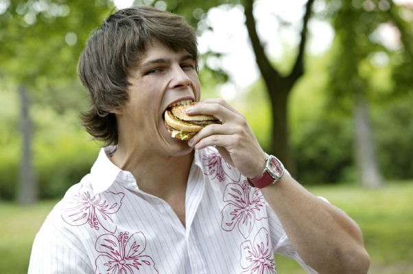 Nejhůře se stravují muži do 25 let. Nejhůře se stravují muži do 25 let.