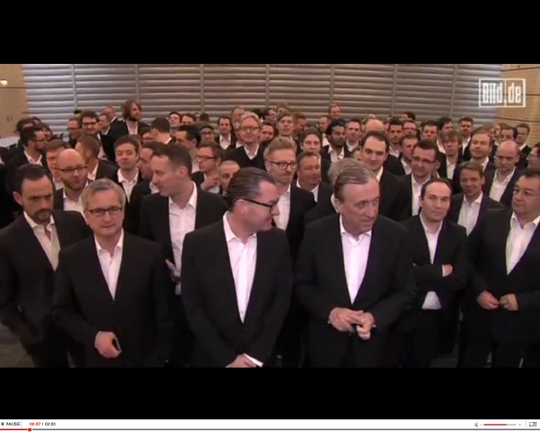 Takhle vypadá redakce Bildu bez žen.