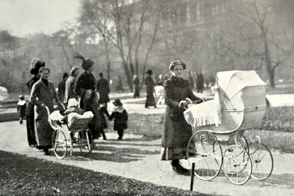 Maminky v parku na jaře 1912 (snímek z časopisu Český svět). Kdo ví, která své potomky týrala?