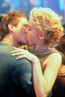 Sharon Stoneová a Michael Douglas ve filmu Základní instinkt.