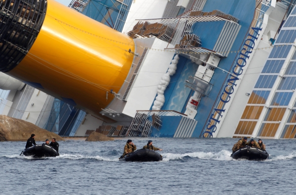 Vrak havarované lodi Costa Concordia. Vrak havarované lodi Costa Concordia.