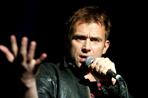 Damon Albarn na místě nestojí.