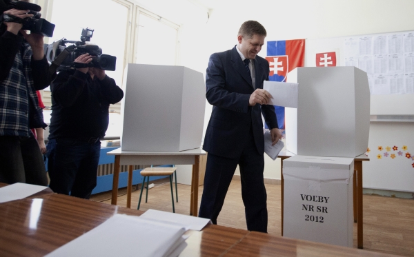 Předseda opozičního Směru - Sociální demokracie Robert Fico u voleb. Předseda opozičního Směru - Sociální demokracie Robert Fico u voleb.