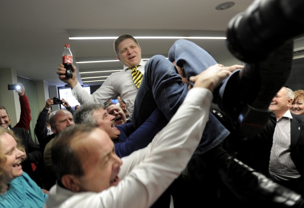 Robert Fico slaví vítězství. Robert Fico slaví vítězství.