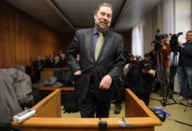 John pojal soud jako vystoupení v Manéži Bolka Polívky