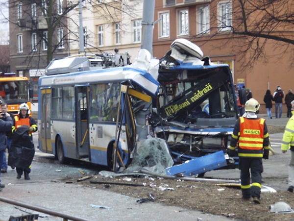 Nabouraný trolejbus. Nabouraný trolejbus.