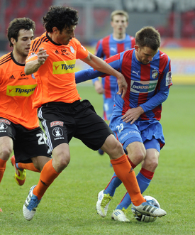 Plzeňský Marek Bakoš (vpravo) v souboji s Danielem Rossim z Olomouce. 