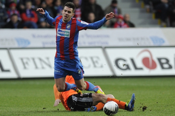 Útočník Plzně Michal Ďuriš padá po zákroku olomouckého Aleše Škerleho.