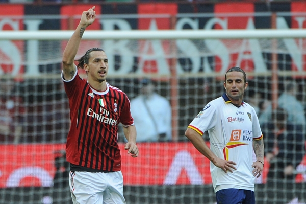 Zlatan Ibrahimovič (vlevo) jedním gólem přispěl k výhře AC Milán nad Lecce.