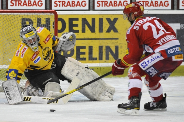 Michal Vondrka ze Slavie (vlevo) na Martina Volkeho nevyzrál. Michal Vondrka ze Slavie (vlevo) na Martina Volkeho nevyzrál.
