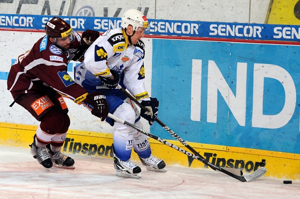 Obránce Komety Jan Švrček (vpravo) a útočník Sparty Alex Foster.