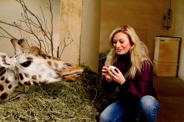 Lucie Borhyová s žirafím miminkem.