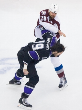 Své pěsti cvičil David Kočí (v bílém) také na kluzištích slavné NHL.