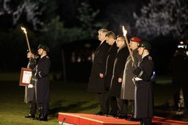 Minulý čtvrtek Wulff svůj pobyt přerušil, aby se zúčastnil vojenské rozlučky s úřadem na berlínském zámku Bellevue.