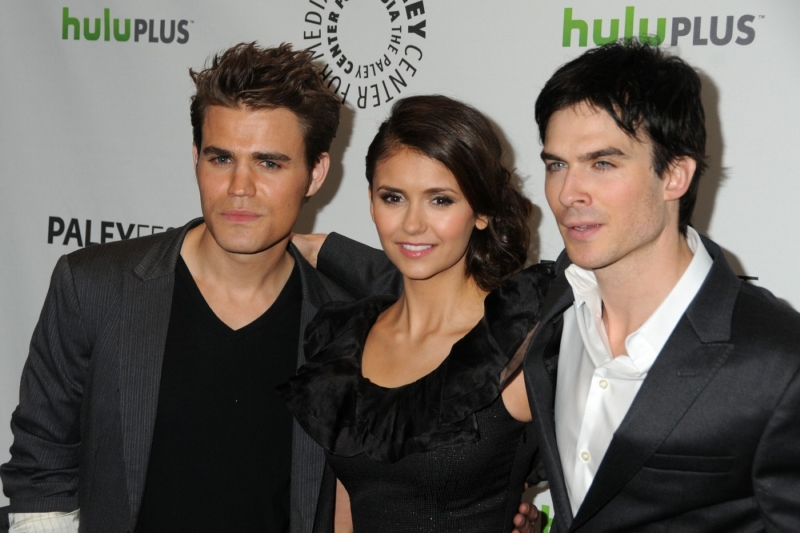 Zleva hlavní představitelé seriálu Paul Wesley (hraje hodného upíra Stefana), Nina Dobrevová (hraje dívku Elenu) a Ian Somerhalder (hraje zlého upíra Damona).