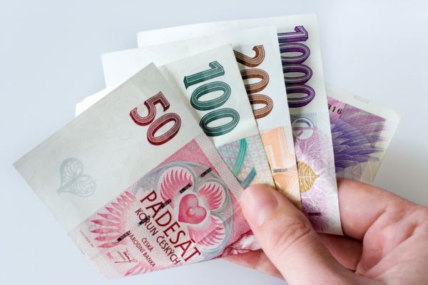 Průměrné příjmy domácností poprvé od roku 2004 klesly.
