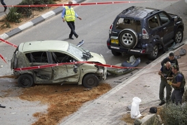 Palestinskou raketou zdemolované auto.