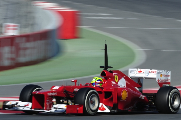 Ferrari s Felipem Massou za volantem v zimních testech.