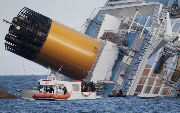Costa Concordia narazila na útes u toskánského pobřeží 13. ledna. 