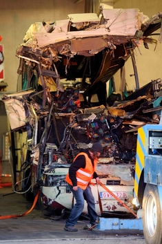 Při nehodě autobusu ve švýcarském tunelu zemřelo 28 lidí.