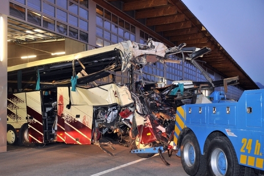 Autobus vrazil do nouzového odstavného stanoviště.
