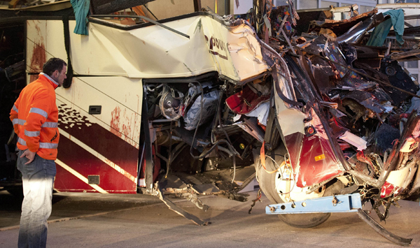 Autobus, na jehož palubě zemřelo 28 lidí, byl po nárazu zcela zdemolovaný.