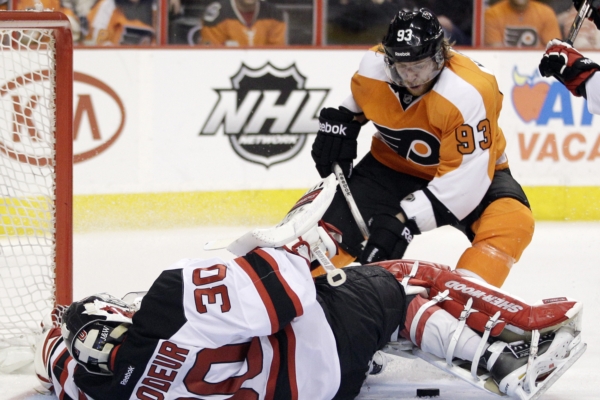 Jakub Voráček před gólmanem New Jersey Martinem Brodeurem.