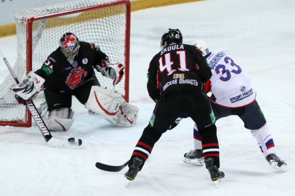 Omsk (v černém) nestačil na úvod čtvrtfinále play-off KHL na Magnitogorsk. Omsk (v černém) nestačil na úvod čtvrtfinále play-off KHL na Magnitogorsk.