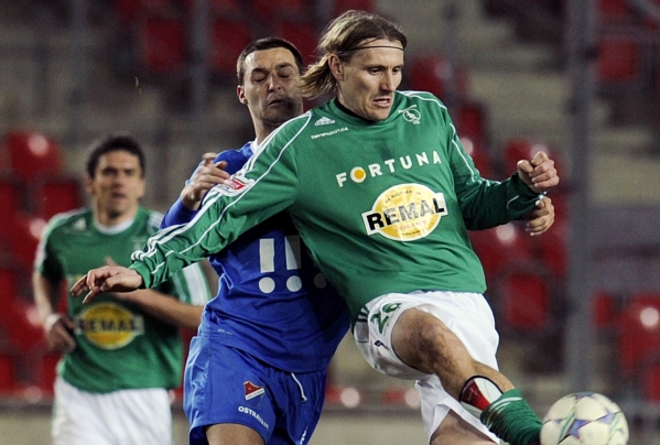 Středopolař Bohemians Martin Abraham (vpravo) v zápase s Baníkem Ostrava.