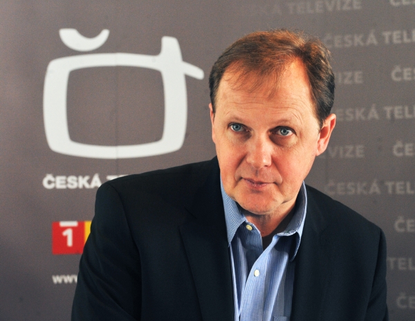 Česká televize v čele se svým generálním ředitelem Petrem Dvořákem se bude na neplatiče poplatků zaměřovat i v dalších letech. Česká televize v čele se svým generálním ředitelem Petrem Dvořákem se bude na neplatiče poplatků zaměřovat i v dalších letech.