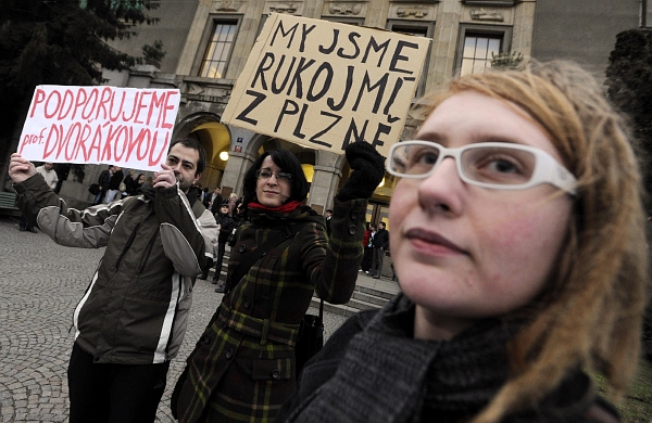 Před Právnickou fakultou UK se protestovalo proti Dobešovu rozhodnutí. Před Právnickou fakultou UK se protestovalo proti Dobešovu rozhodnutí.