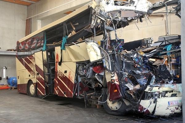 Belgický autobus po tragické nehodě v tunelu. Belgický autobus po tragické nehodě v tunelu.